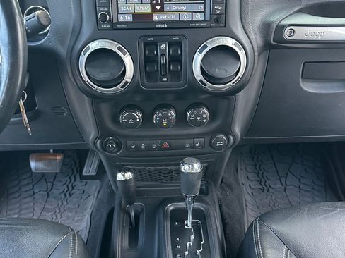 Used 2016 Jeep Wrangler Unlimited Rubicon image 12