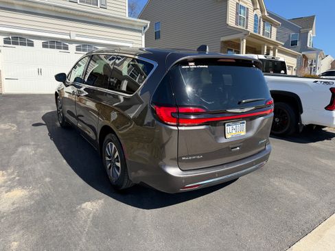 Used 2022 Chrysler Pacifica Touring-L image 5