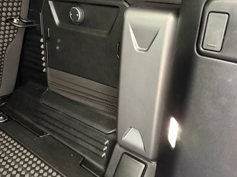 Used 2025 Land Rover Defender 110 X-Dynamic SE image 10