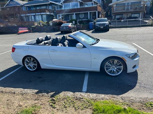 Used 2013 BMW 335i Convertible image 2