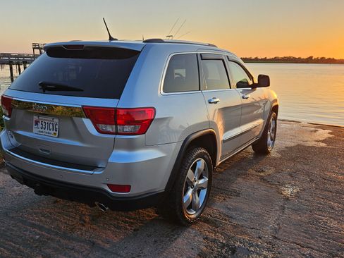 Used 2011 Jeep Grand Cherokee Overland AWD/4WD image 14