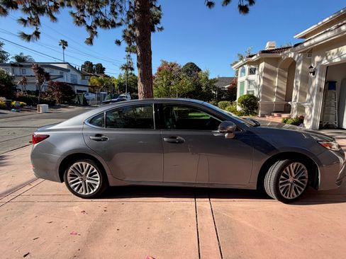 Used 2016 Lexus ES 350 w/ Luxury Package w/Wood Trim FWD image 5