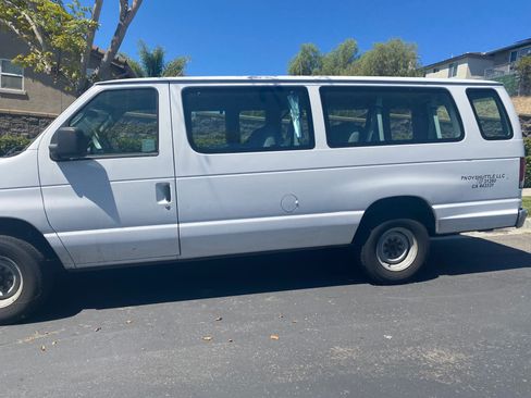 Used 2013 Ford E-350 and Econoline 350 XLT RWD image 4