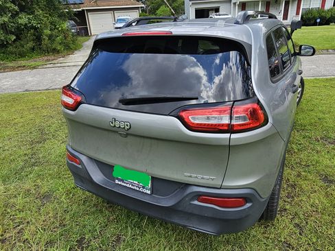 Used 2016 Jeep Cherokee Sport image 8