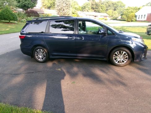 Used 2018 Toyota Sienna XLE Premium FWD image 4