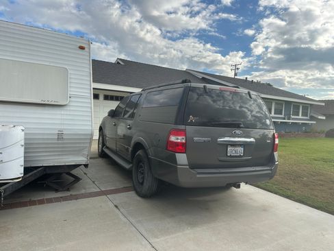 Used 2011 Ford Expedition EL XLT image 4