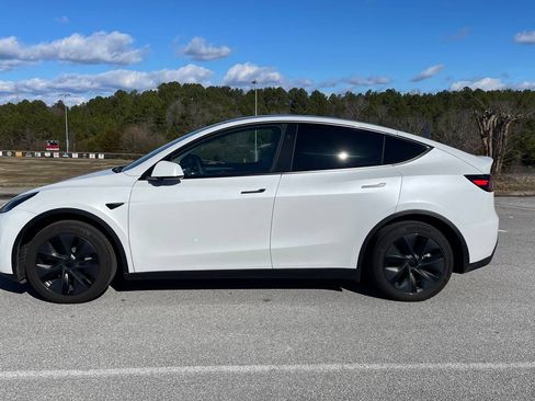 Used 2025 Tesla Model Y Long Range image 10