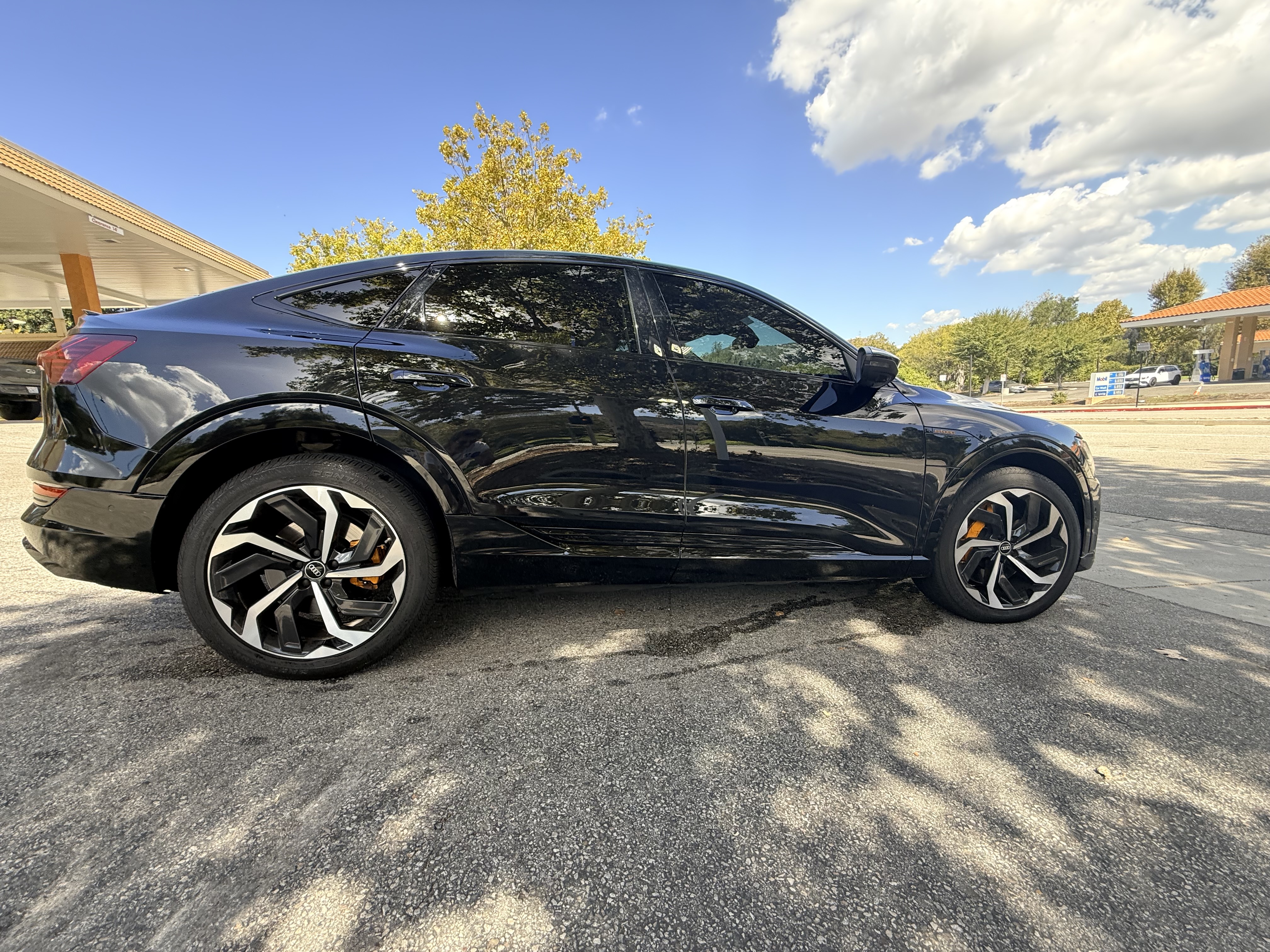 Used 2022 Audi e-tron Premium Plus w/ Premium Plus Package AWD/4WD image 1