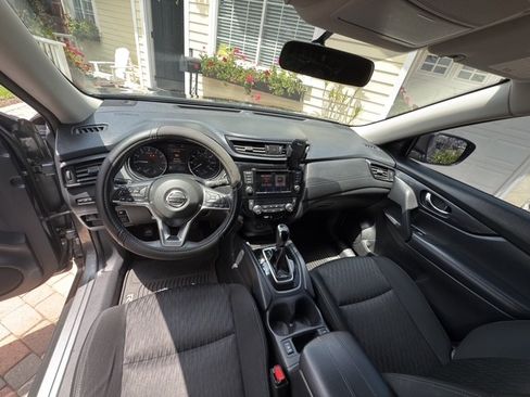 Used 2018 Nissan Rogue SV FWD image 11