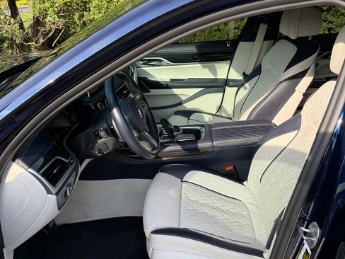 Used 2022 BMW 750i xDrive w/ Luxury Rear Seating Package AWD/4WD image 13