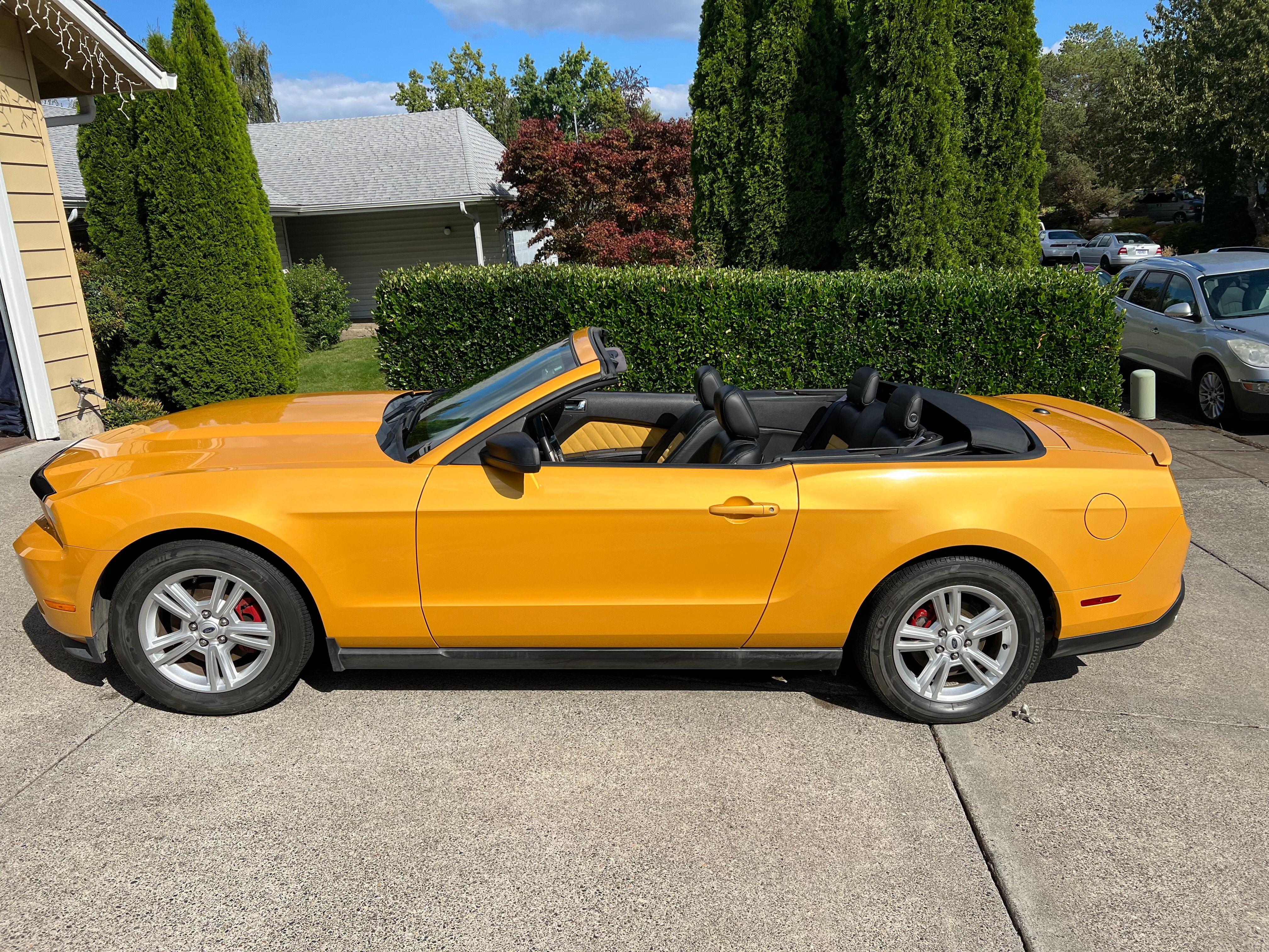 Used 2011 Ford Mustang Premium RWD image 2