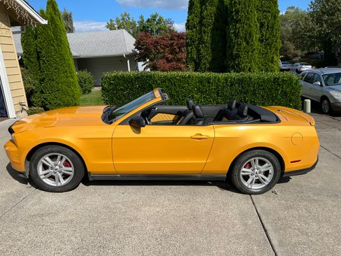 Used 2011 Ford Mustang Premium RWD image 2