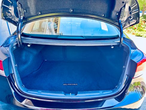 Used 2015 Hyundai Elantra SE FWD image 9