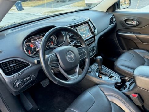 Used 2019 Jeep Cherokee Limited image 8