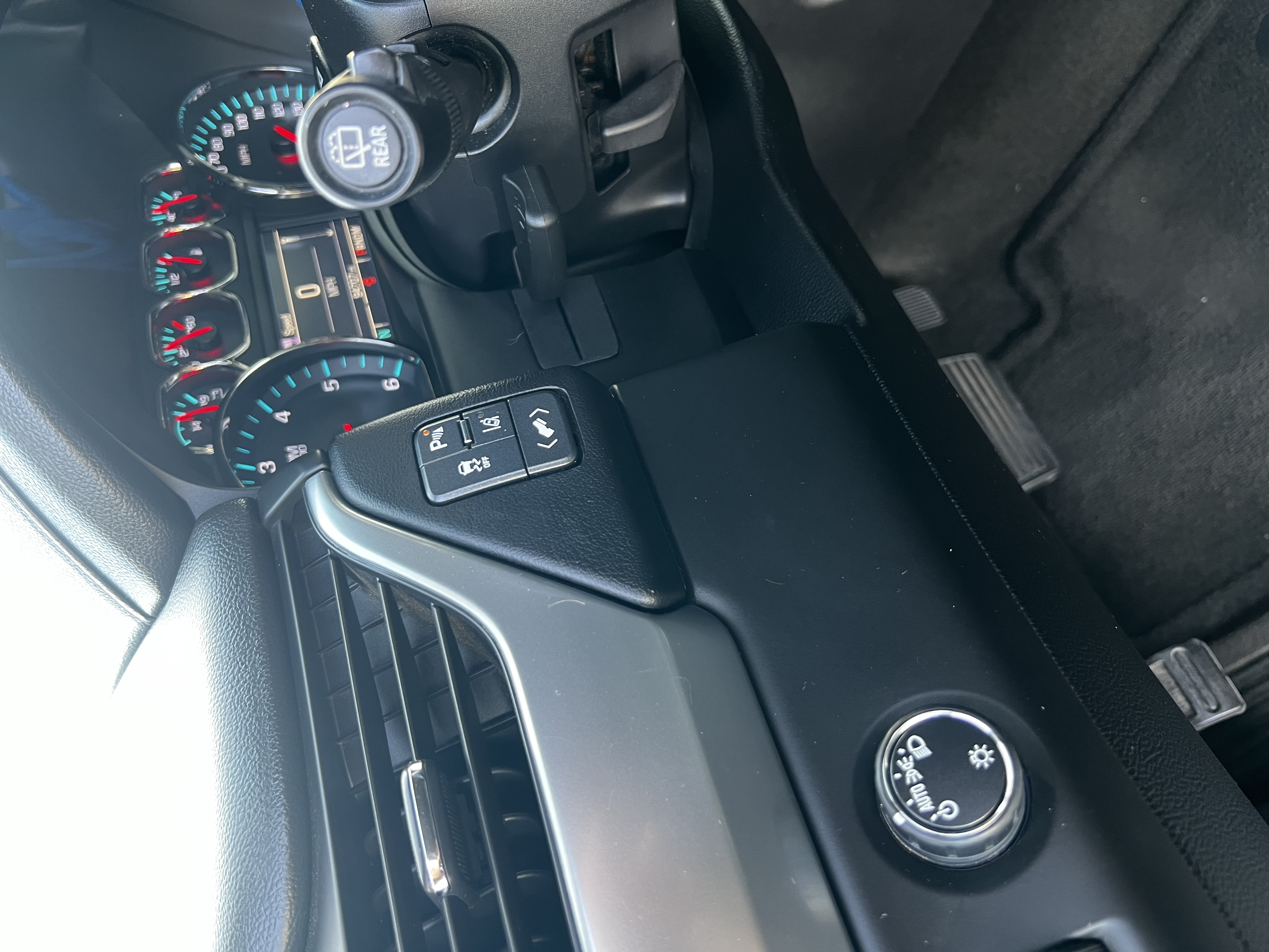 Used 2015 Chevrolet Suburban LT RWD image 8