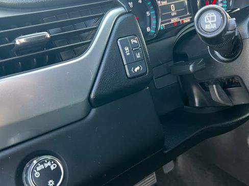 Used 2015 Chevrolet Suburban LT RWD image 8