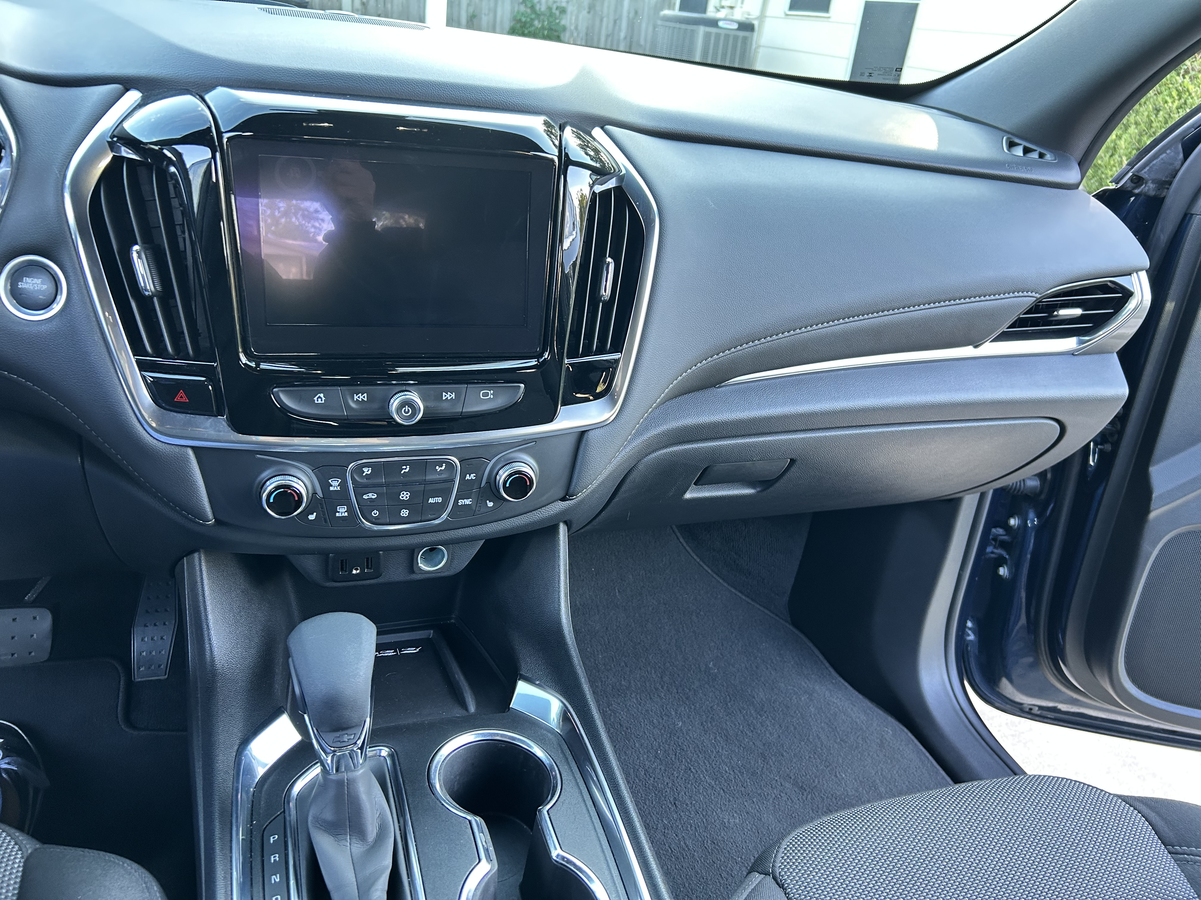 Used 2023 Chevrolet Traverse LT FWD image 11
