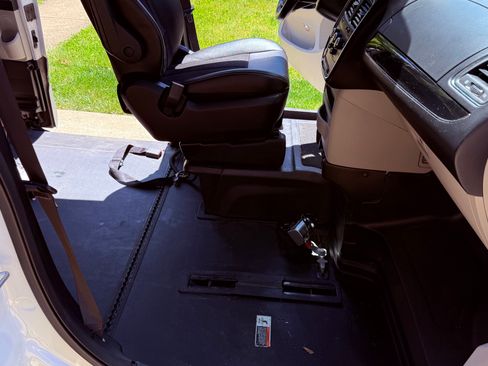 Used 2019 Dodge Grand Caravan SXT FWD image 8