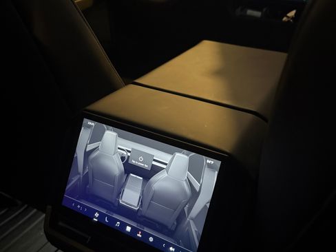 Used 2024 Tesla Cybertruck AWD Crew Cab image 15