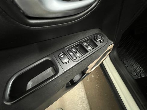 Used 2016 Jeep Renegade Latitude w/ Safety & Security Group image 15