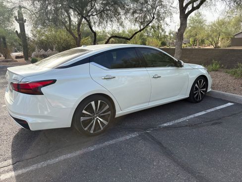 Used 2019 Nissan Altima 2.5 Platinum FWD image 1
