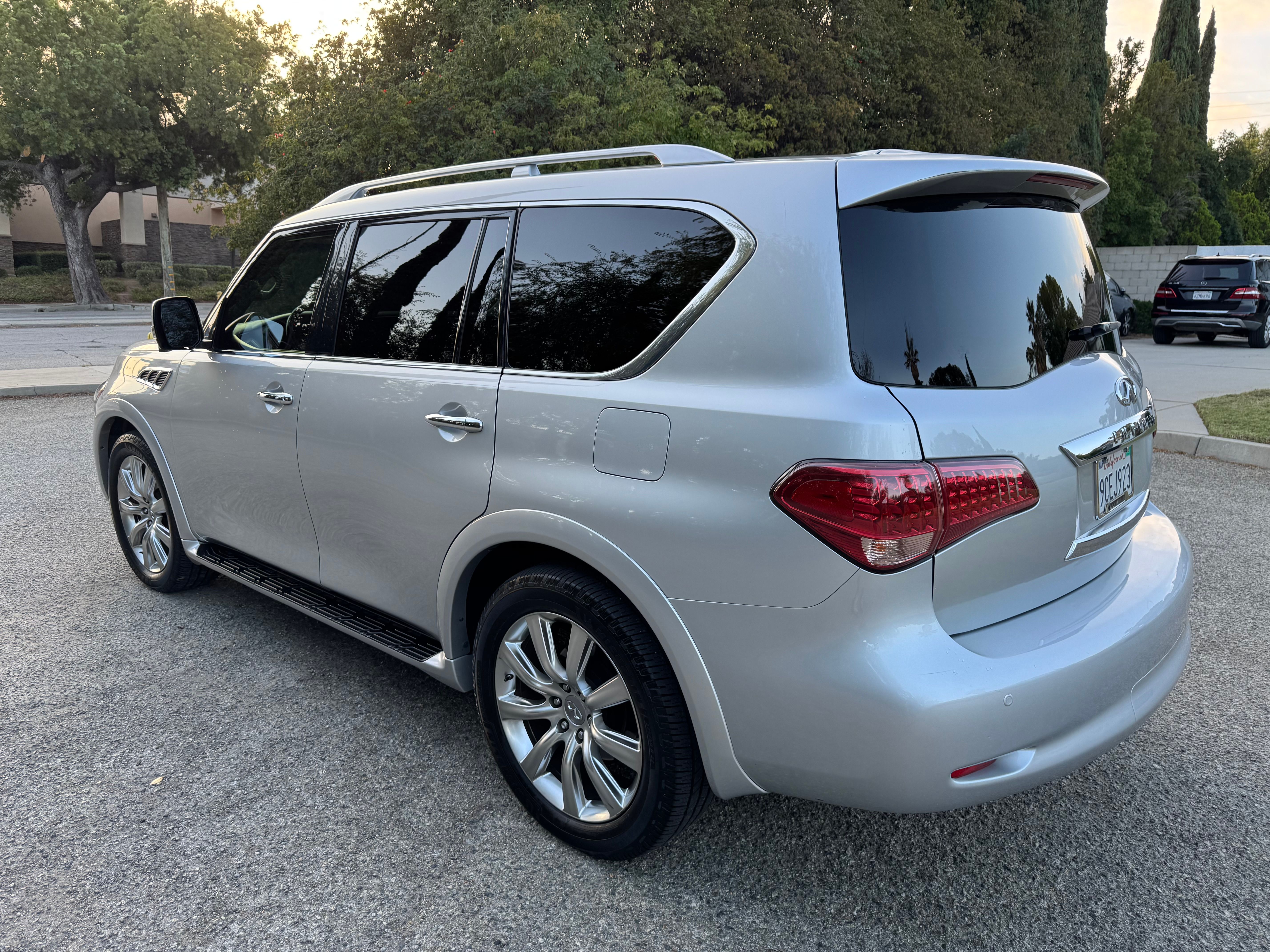 Used 2011 INFINITI QX56 2WD w/ Deluxe Touring Pkg image 14