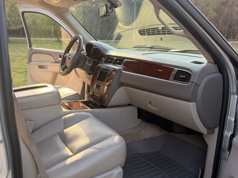 Used 2010 Chevrolet Tahoe LTZ image 17