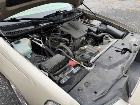 Used 2011 Lincoln Town Car Signature Limited image 21