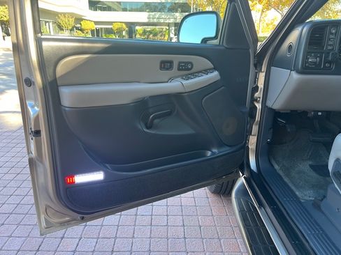 Used 2001 Chevrolet Suburban 2500 LT w/ LT Preferred Equipment Group image 14