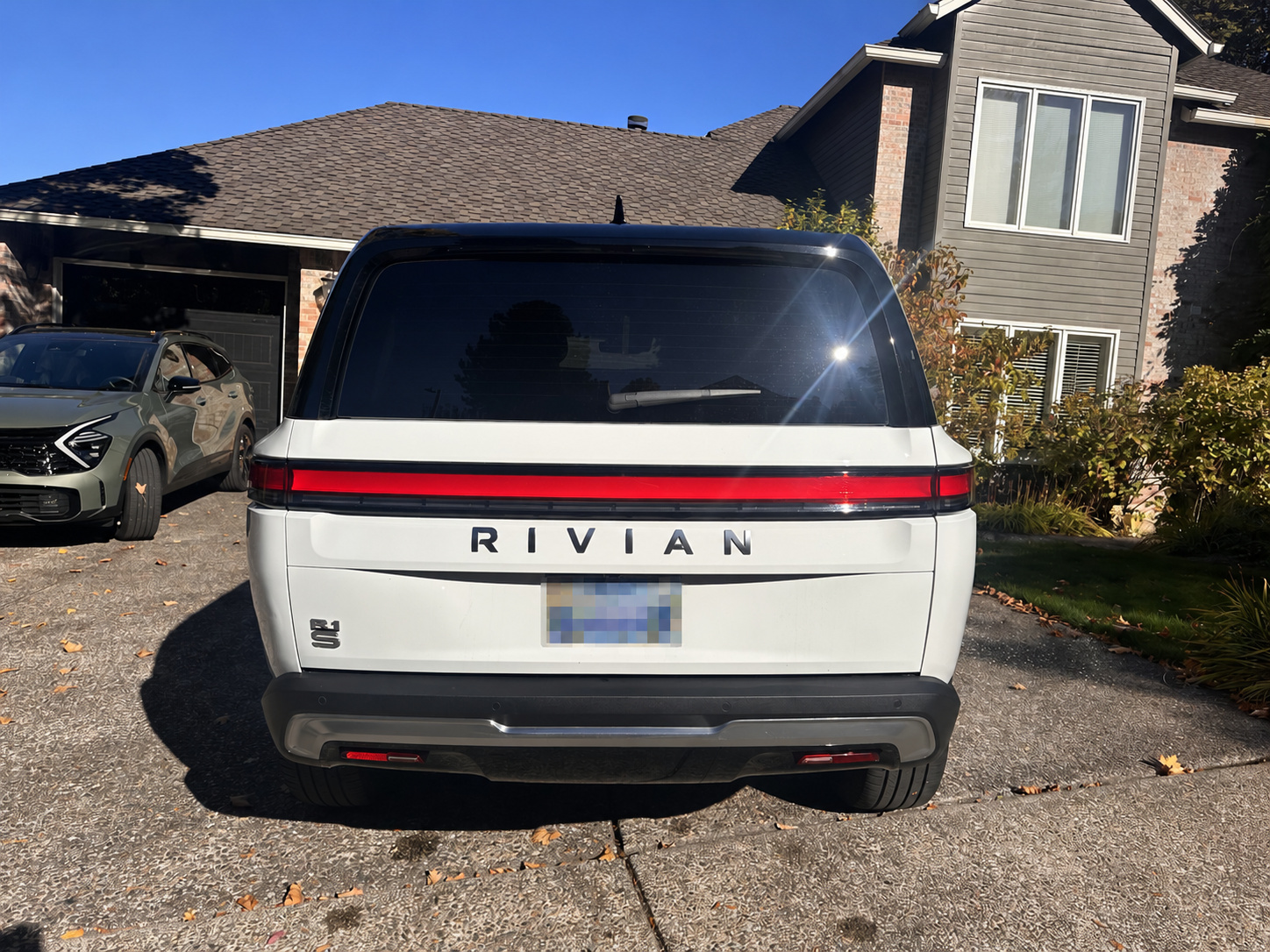 Used 2025 Rivian R1S Adventure Dual AWD/4WD image 6