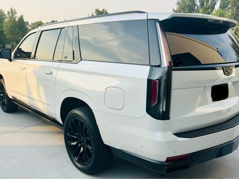Used 2024 Cadillac Escalade ESV Sport Platinum w/ LPO, ONYX Package AWD/4WD image 5