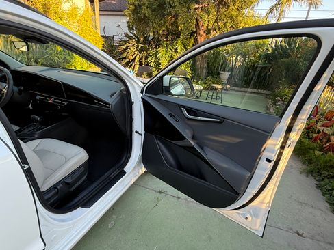 Used 2023 Kia Niro EX Touring image 23