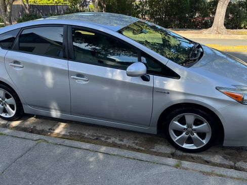 Used 2015 Toyota Prius Five image 4