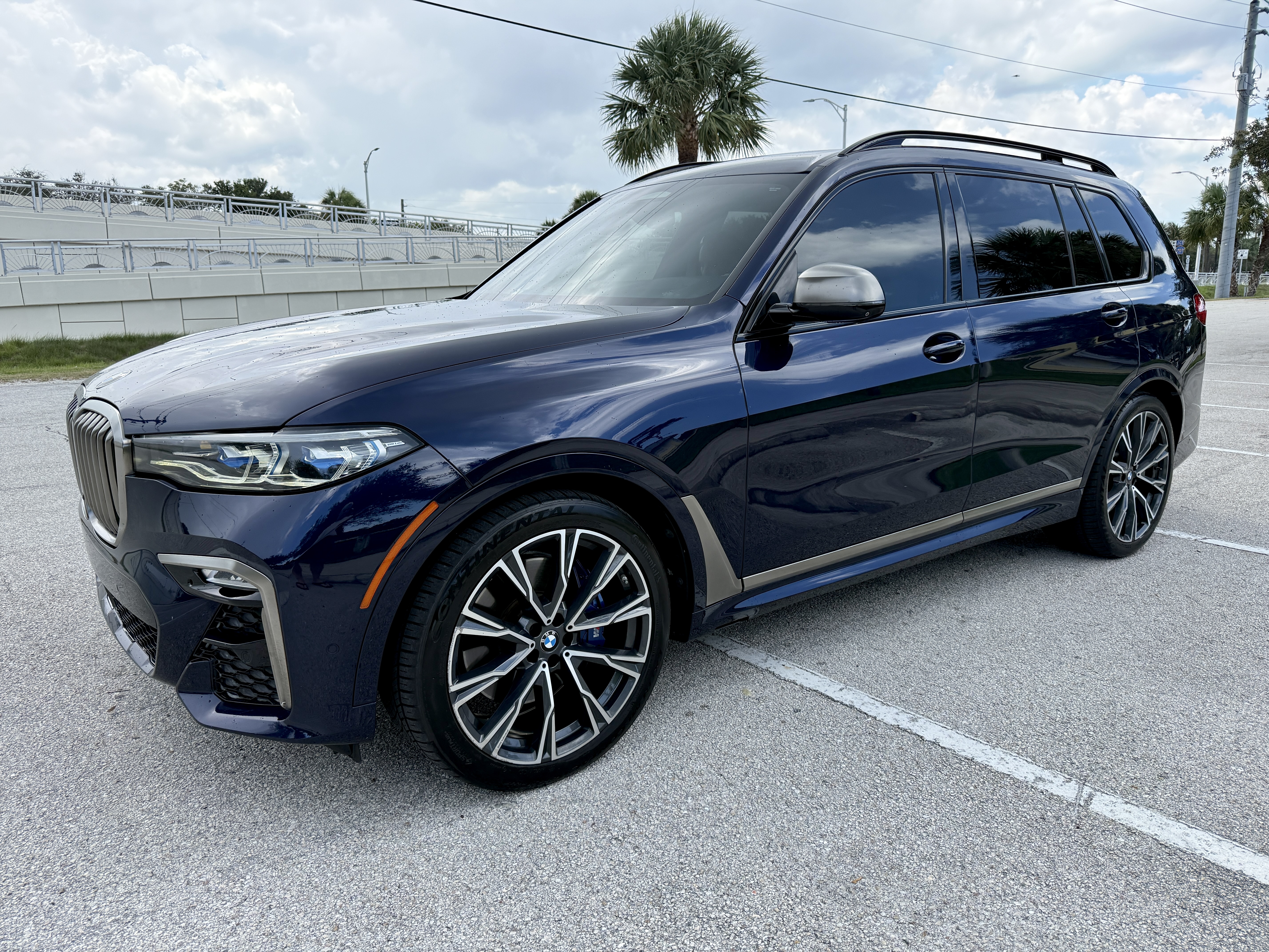 Used 2021 BMW X7 M50i w/ Dynamic Handling Package AWD/4WD image 1