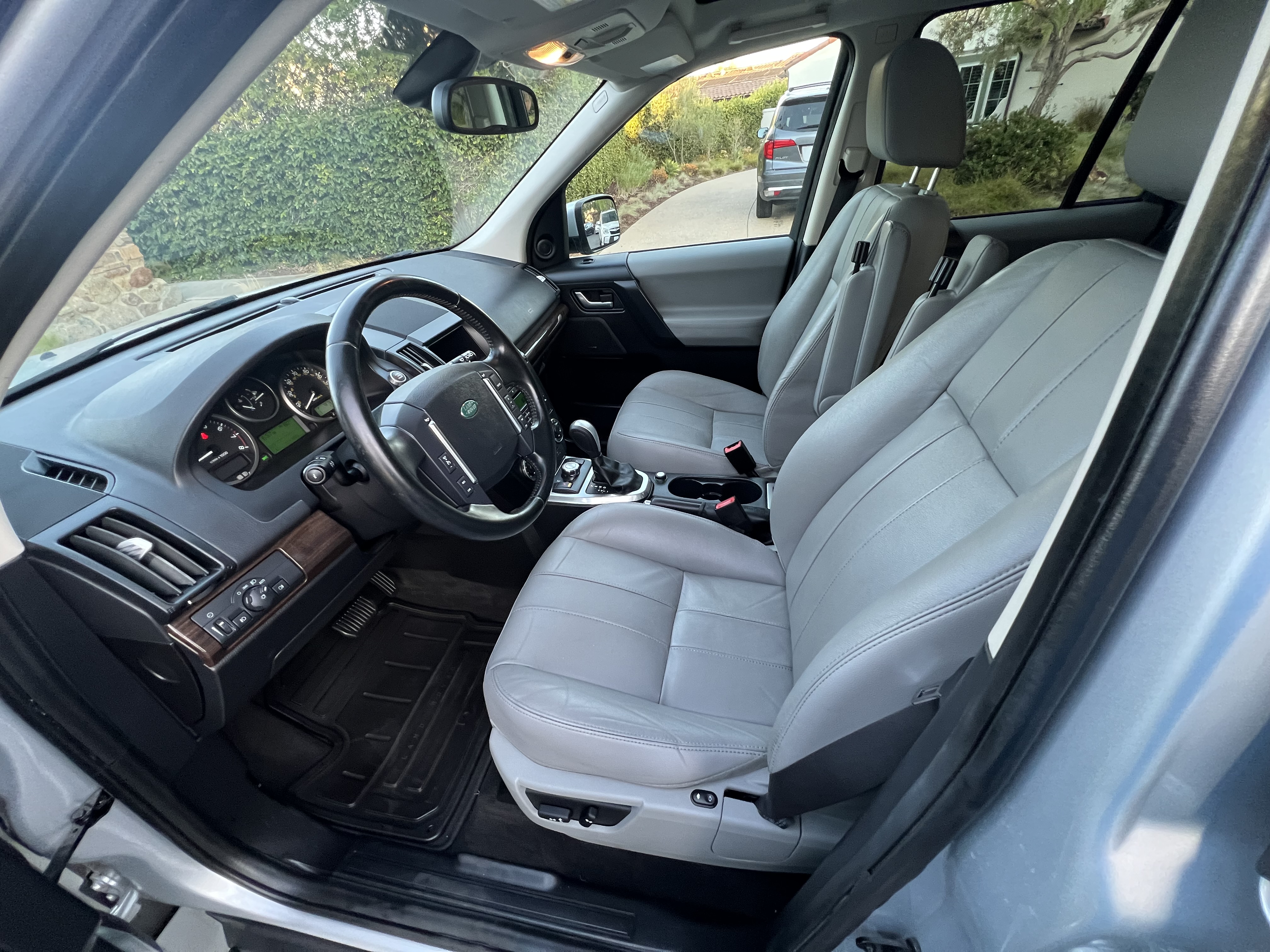 Used 2012 Land Rover LR2 HSE w/ Climate Comfort Pkg AWD/4WD image 14