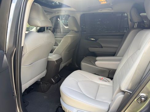Used 2020 Toyota Highlander XLE AWD/4WD image 9