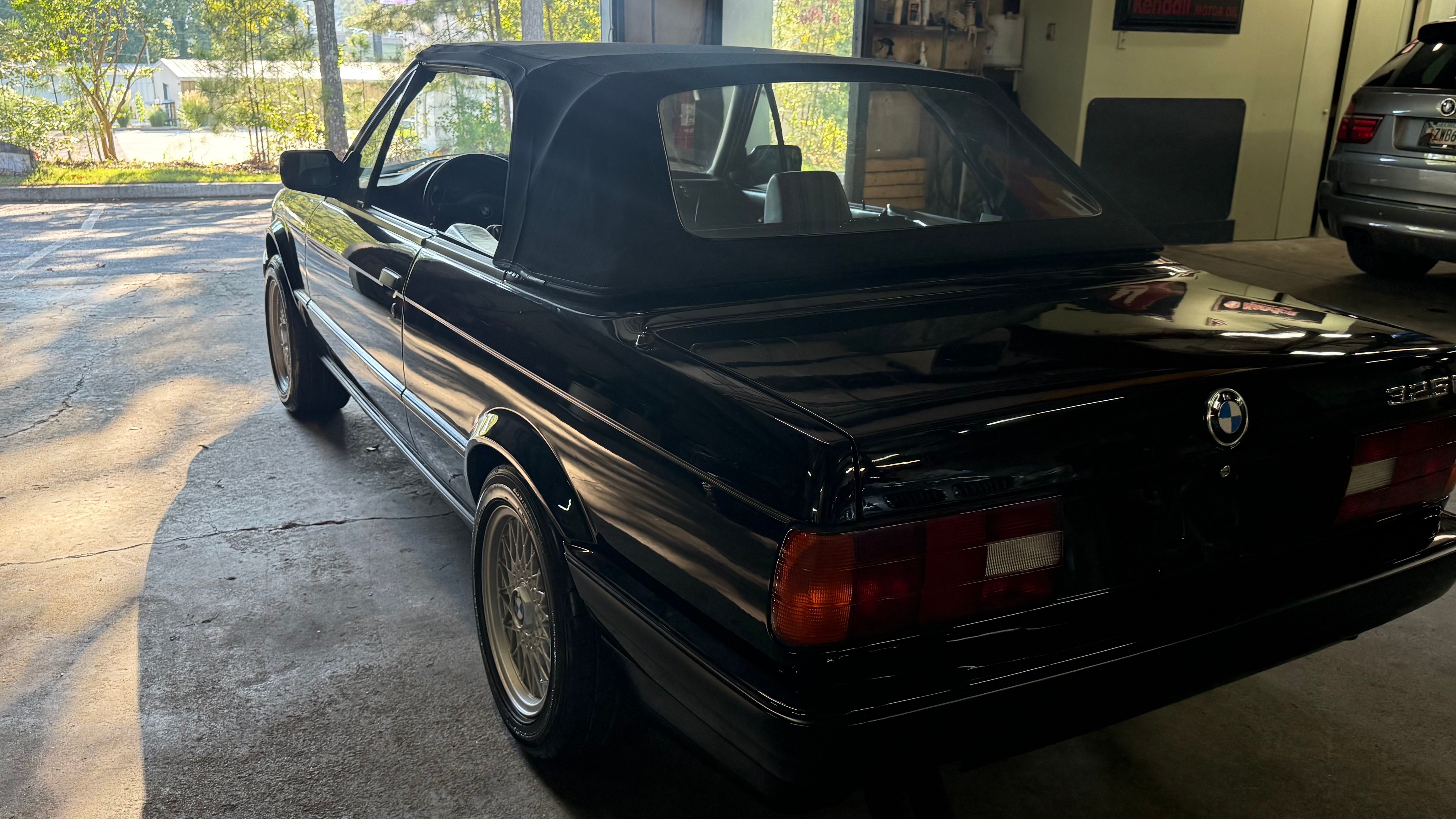 Used 1992 BMW 325i Convertible RWD image 9
