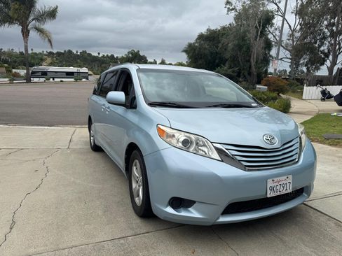 Used 2015 Toyota Sienna LE image 9