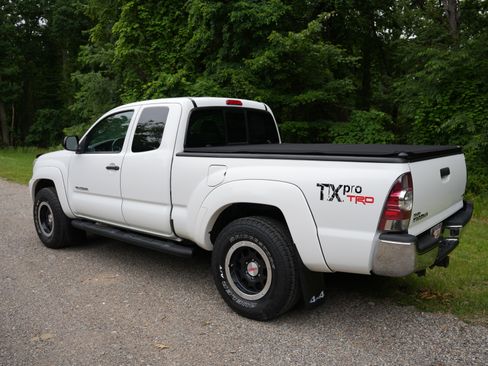 Used 2013 Toyota Tacoma 4x4 Access Cab V6 w/ TRD Off-Road Pkg image 6