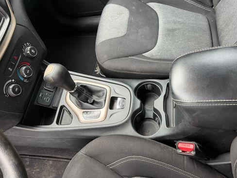 Used 2014 Jeep Cherokee Sport FWD image 18