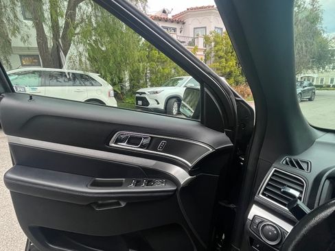 Used 2017 Ford Explorer XLT w/ Equipment Group 202A image 5