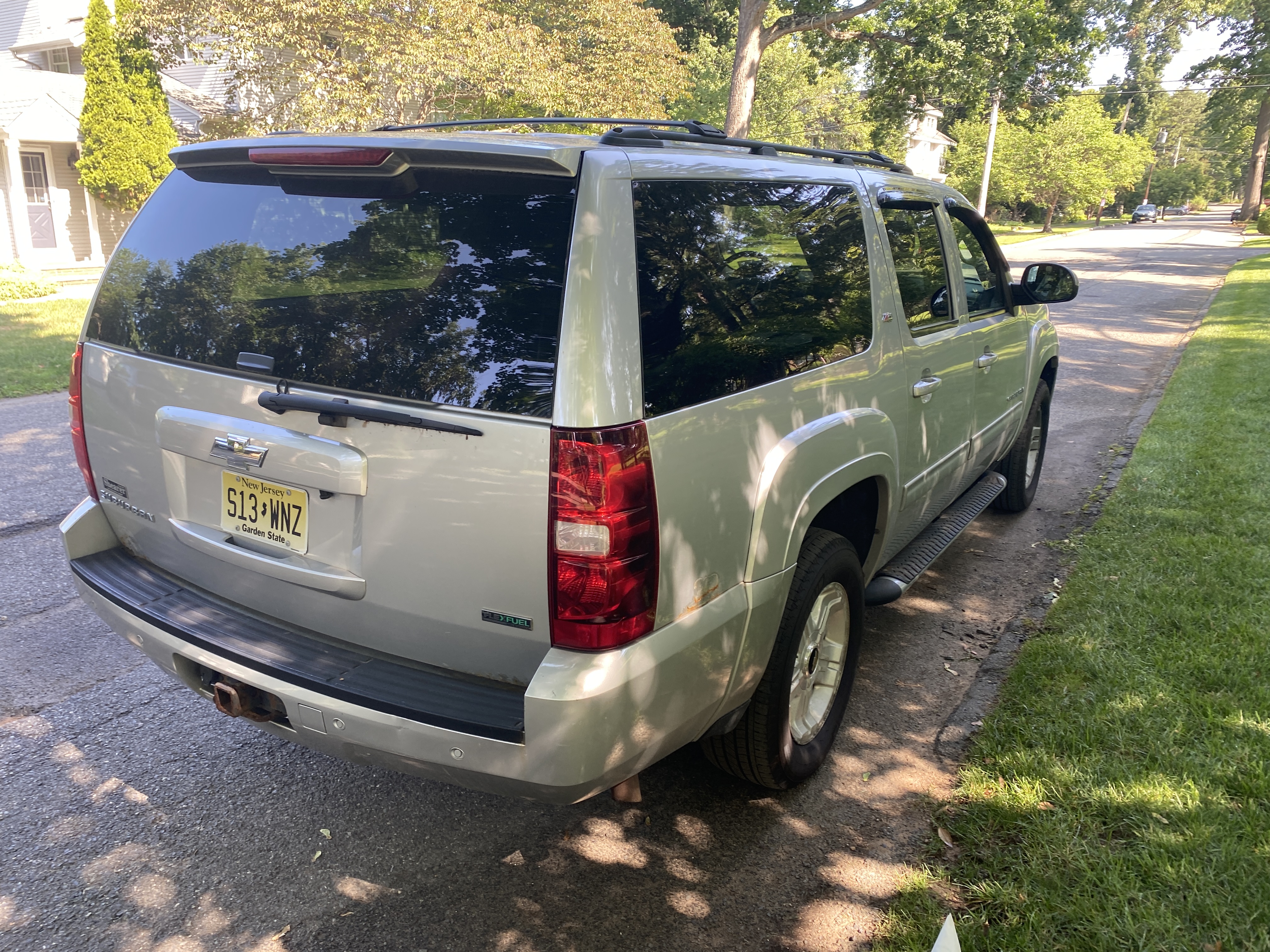 Used 2011 Chevrolet Suburban LT w/ Luxury Package AWD/4WD image 2