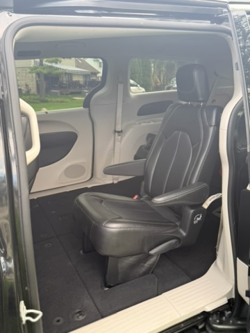 Used 2023 Chrysler Pacifica Touring-L FWD image 10