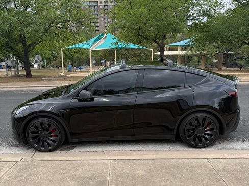 Used 2022 Tesla Model Y Performance image 5