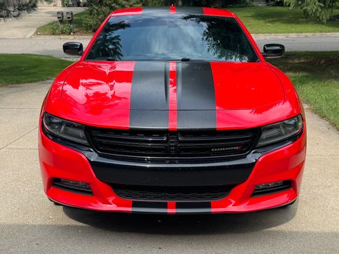 Used 2019 Dodge Charger SXT w/ Blacktop Package AWD/4WD image 2