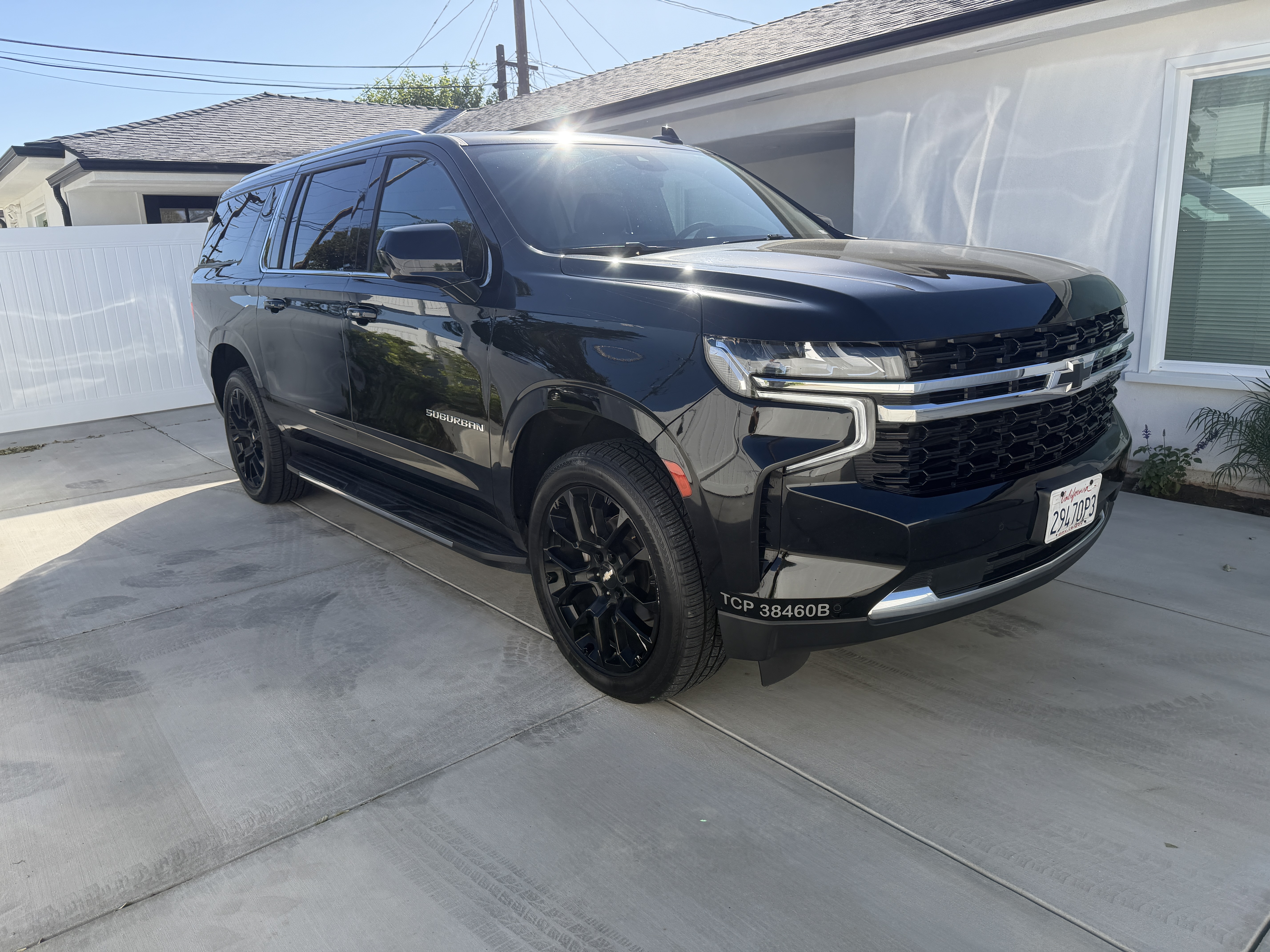 Used 2023 Chevrolet Suburban LS RWD image 4