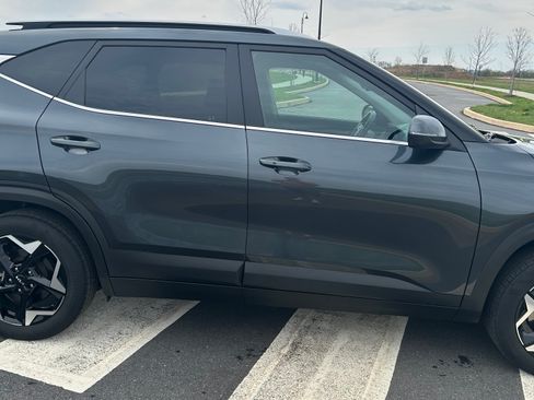 Used 2024 Kia Seltos EX image 4