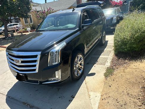 Used 2017 Cadillac Escalade Premium Luxury RWD image 2