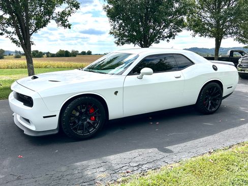 Used 2016 Dodge Challenger SRT Hellcat RWD image 2