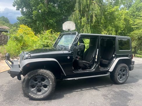 Used 2015 Jeep Wrangler Unlimited Sport w/ Connectivity Group AWD/4WD image 6